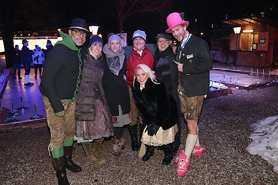 Jimmy Hartwig, Nina Munz, Eileen Popielaty, Angermaier Chef Dr. Axel Munz, Yve Muc, Jprgen Kirner, Florian Gauder bei der Angermaier Eisstock-WM in Tracht am Park Cafe (©Foto: Martin Schmitz)